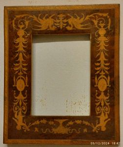 Piccola cornice in legno intarsiato con eleganti motivi classici rinascimentali Fine XIX° sec. luce cm. 10x14 